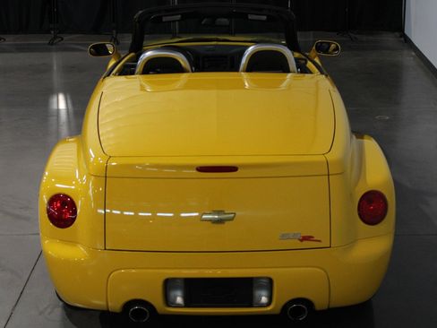 Used 2003 Chevrolet SSR w/ Preferred Equipment Group image 12