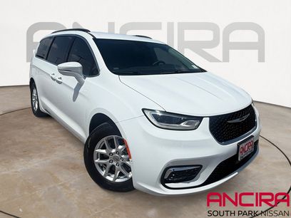 Used 2022 Chrysler Pacifica Touring-L w/ Uconnect Theater Family Group