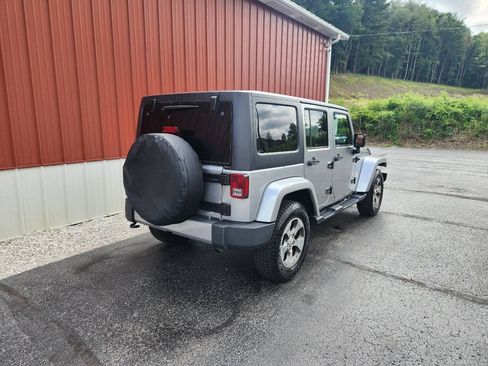 Used 2017 Jeep Wrangler Unlimited Sahara AWD/4WD image 7