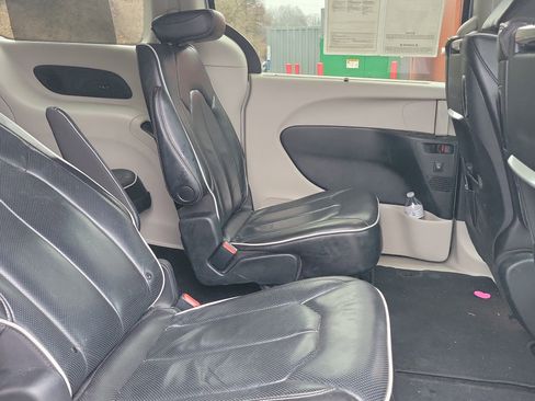 Used 2022 Chrysler Pacifica Limited w/ Uconnect Theater Family Group image 26