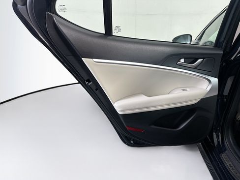 Used 2025 Genesis G70 2.5T RWD image 27