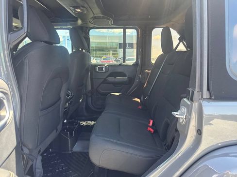 Used 2018 Jeep Wrangler Unlimited Sahara AWD/4WD image 22