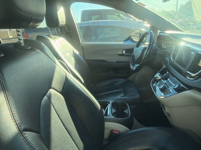 Used 2020 Chrysler Pacifica Touring-L FWD image 6