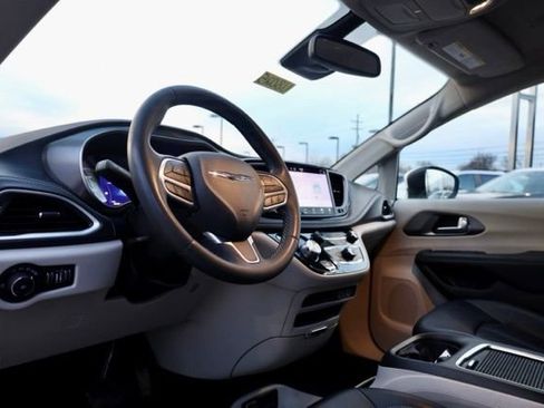 Used 2023 Chrysler Pacifica Touring-L image 19