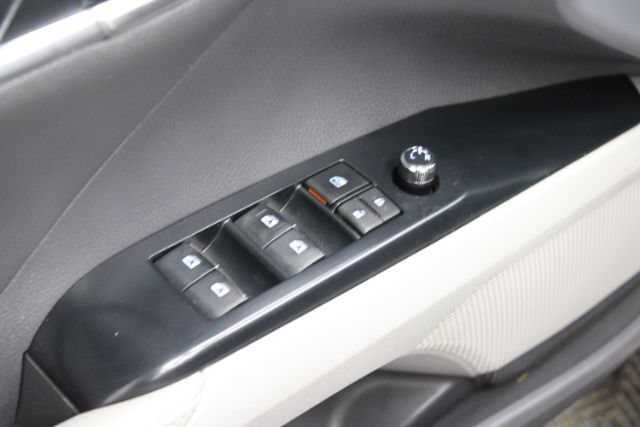 Used 2019 Toyota Camry XLE FWD image 9