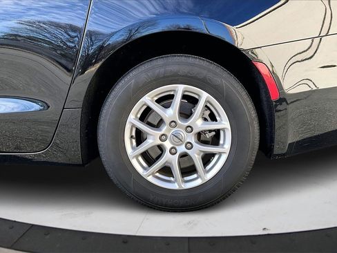 Certified 2024 Chrysler Pacifica Touring-L image 35