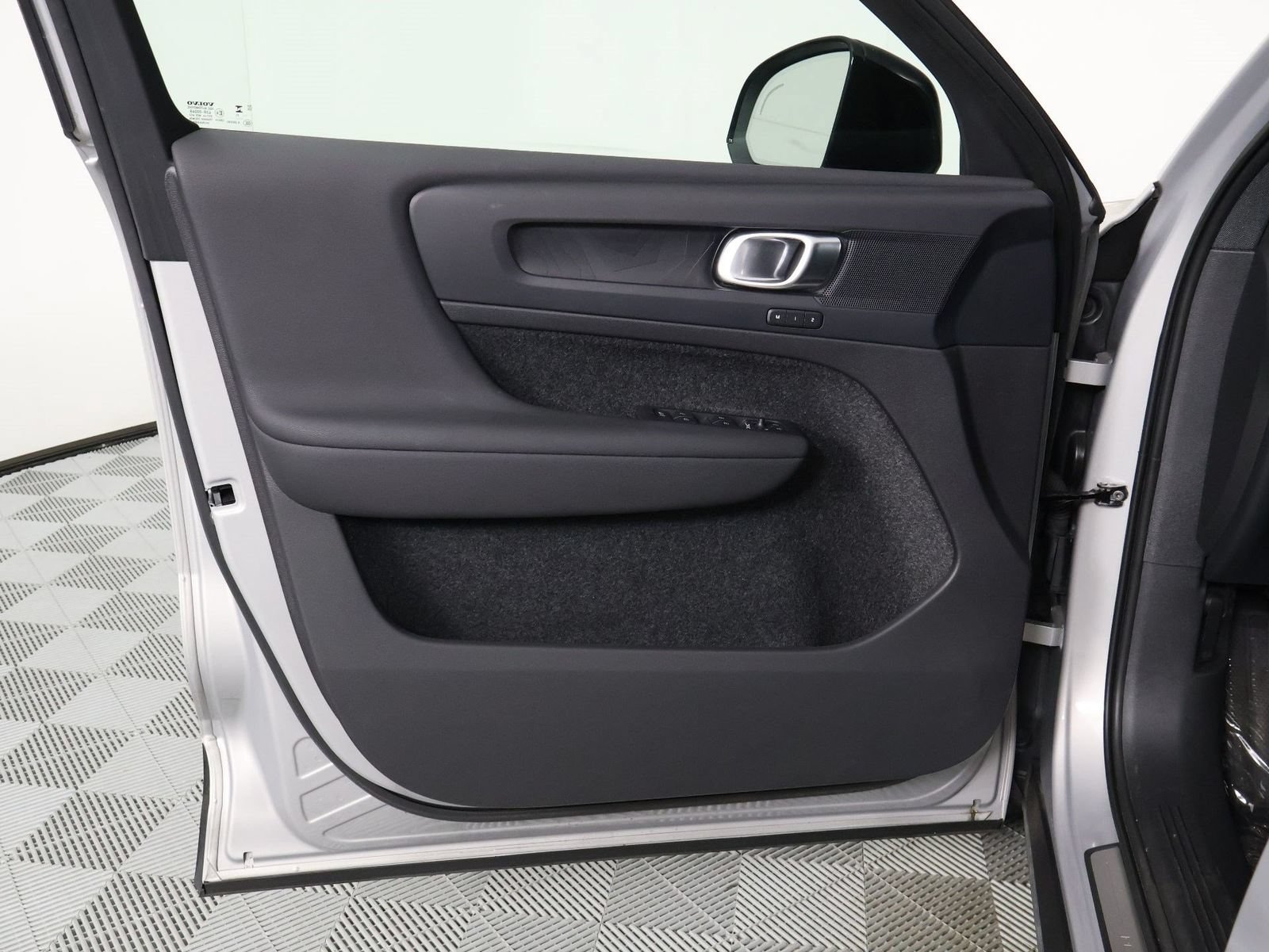 Certified 2023 Volvo XC40 Recharge Core w/ Protection Package Premier AWD/4WD image 17