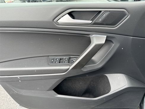 Used 2021 Volkswagen Tiguan SE w/ Panoramic Sunroof Package image 15