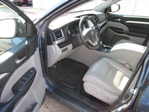 Used 2019 Toyota Highlander XLE AWD/4WD image 14