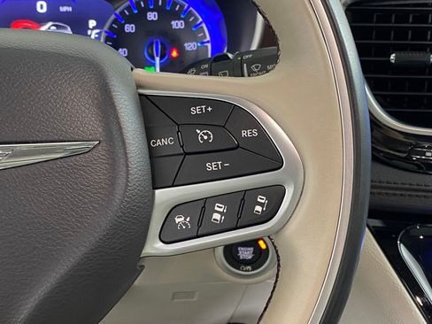 Used 2017 Chrysler Pacifica Limited image 31