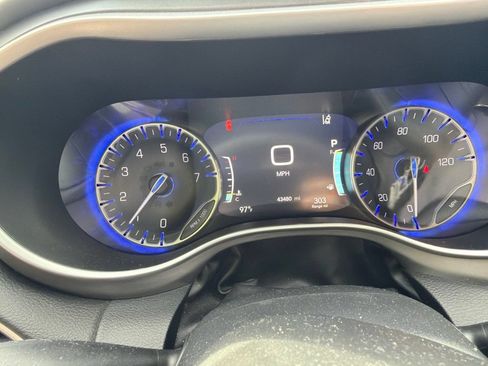 Used 2025 Chrysler Pacifica Select FWD image 2