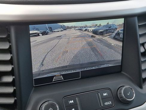 Used 2023 GMC Acadia SLE image 18