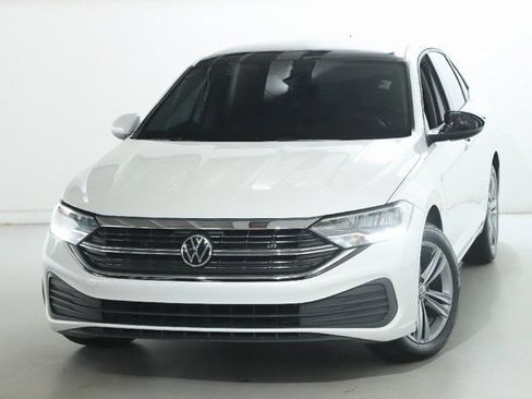 Used 2023 Volkswagen Jetta SE w/ Panoramic Sunroof Package FWD image 3