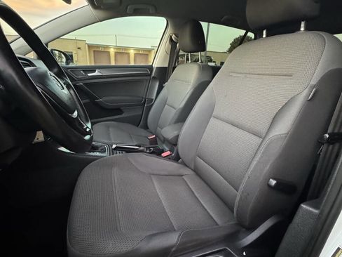 Used 2018 Volkswagen Golf S image 11