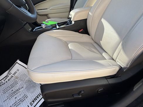 Used 2022 Chrysler 300 Touring L w/ Comfort Group image 19