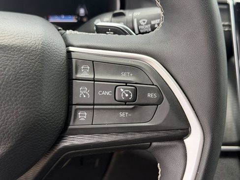Used 2025 Jeep Grand Cherokee Altitude AWD/4WD image 23