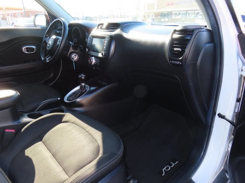 Used 2019 Kia Soul + image 17
