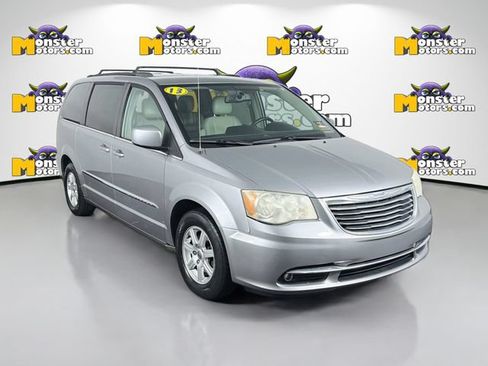 Used 2013 Chrysler Town & Country Touring FWD image 3
