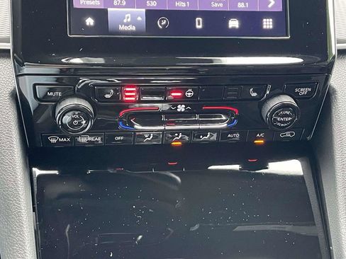 New 2025 Jeep Grand Cherokee Laredo w/ Luxury Tech Group I image 34