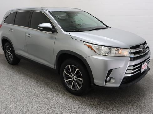 Used 2019 Toyota Highlander XLE FWD image 4
