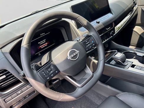 Used 2025 Nissan Rogue SL AWD/4WD image 25