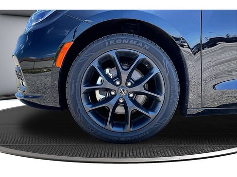 Certified 2025 Chrysler Pacifica Limited FWD image 53