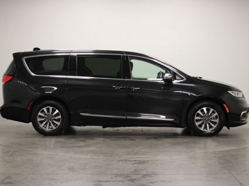 Used 2023 Chrysler Pacifica Limited FWD image 9