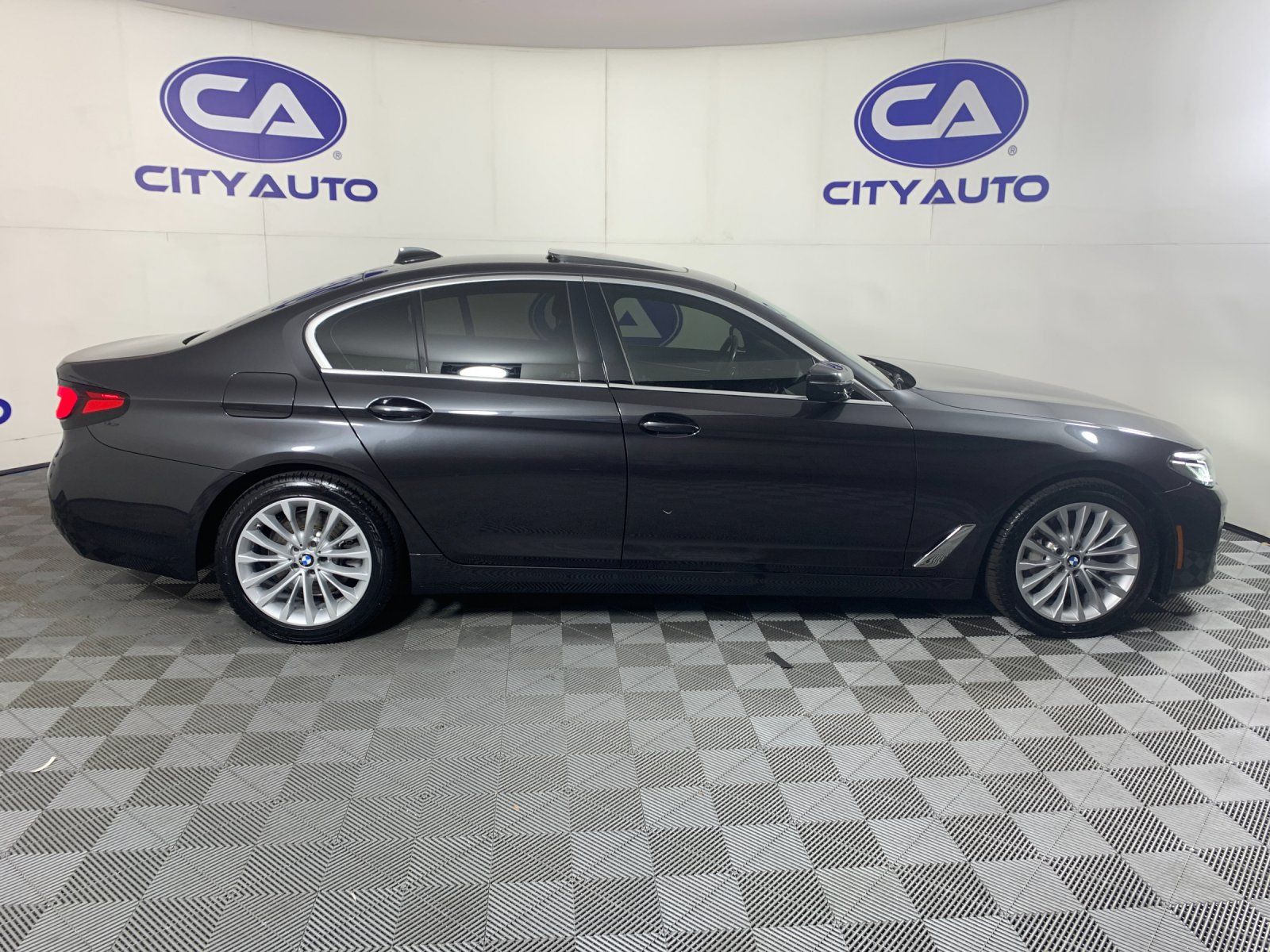 Used 2021 BMW 530i xDrive w/ Convenience Package AWD/4WD image 2