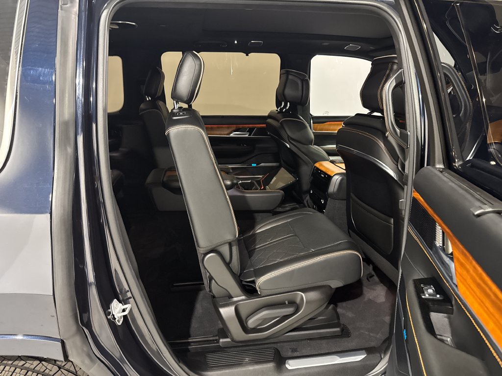 Used 2022 Jeep Grand Wagoneer Series III AWD/4WD image 24