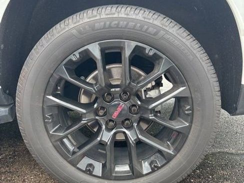 Used 2022 GMC Yukon SLE w/ Gmc Pro Safety Plus Package AWD/4WD image 10