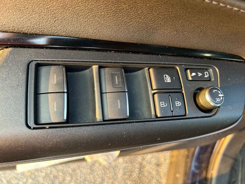 Used 2021 Toyota Venza LE AWD/4WD image 18