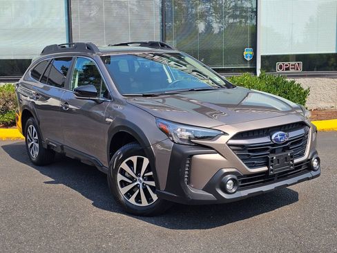 Used 2024 Subaru Outback Premium AWD/4WD image 1