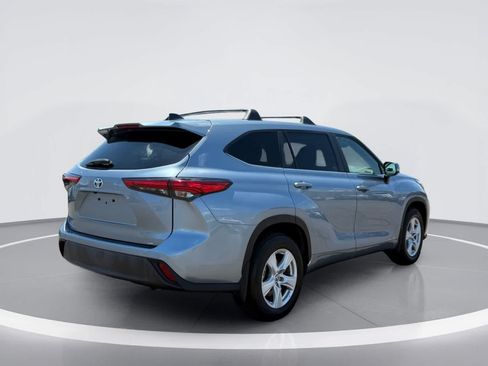 Used 2023 Toyota Highlander LE AWD/4WD image 4