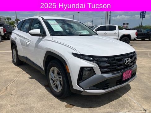 Used 2025 Hyundai Tucson SE image 2