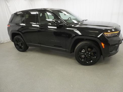 Used 2023 Jeep Grand Cherokee Altitude image 10