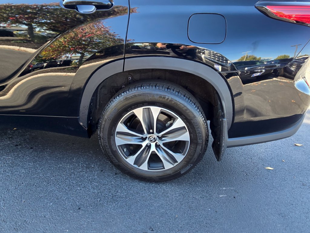 Used 2022 Toyota Highlander XLE AWD/4WD image 4
