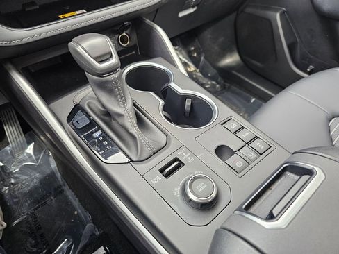Certified 2025 Toyota Highlander XSE image 38