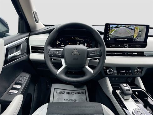 New 2025 Mitsubishi Outlander SE image 24