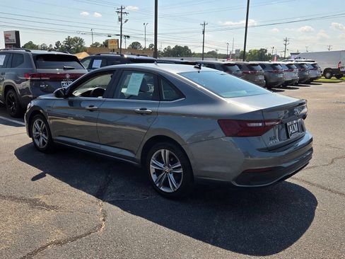 Used 2024 Volkswagen Jetta SE FWD image 9