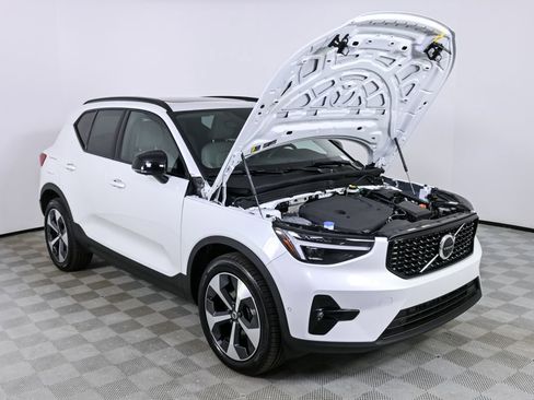 Certified 2026 Volvo XC40 B5 Plus w/ Protection Package Premier image 34