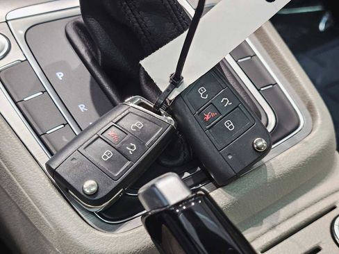 Used 2017 Volkswagen Golf Wolfsburg Edition image 30