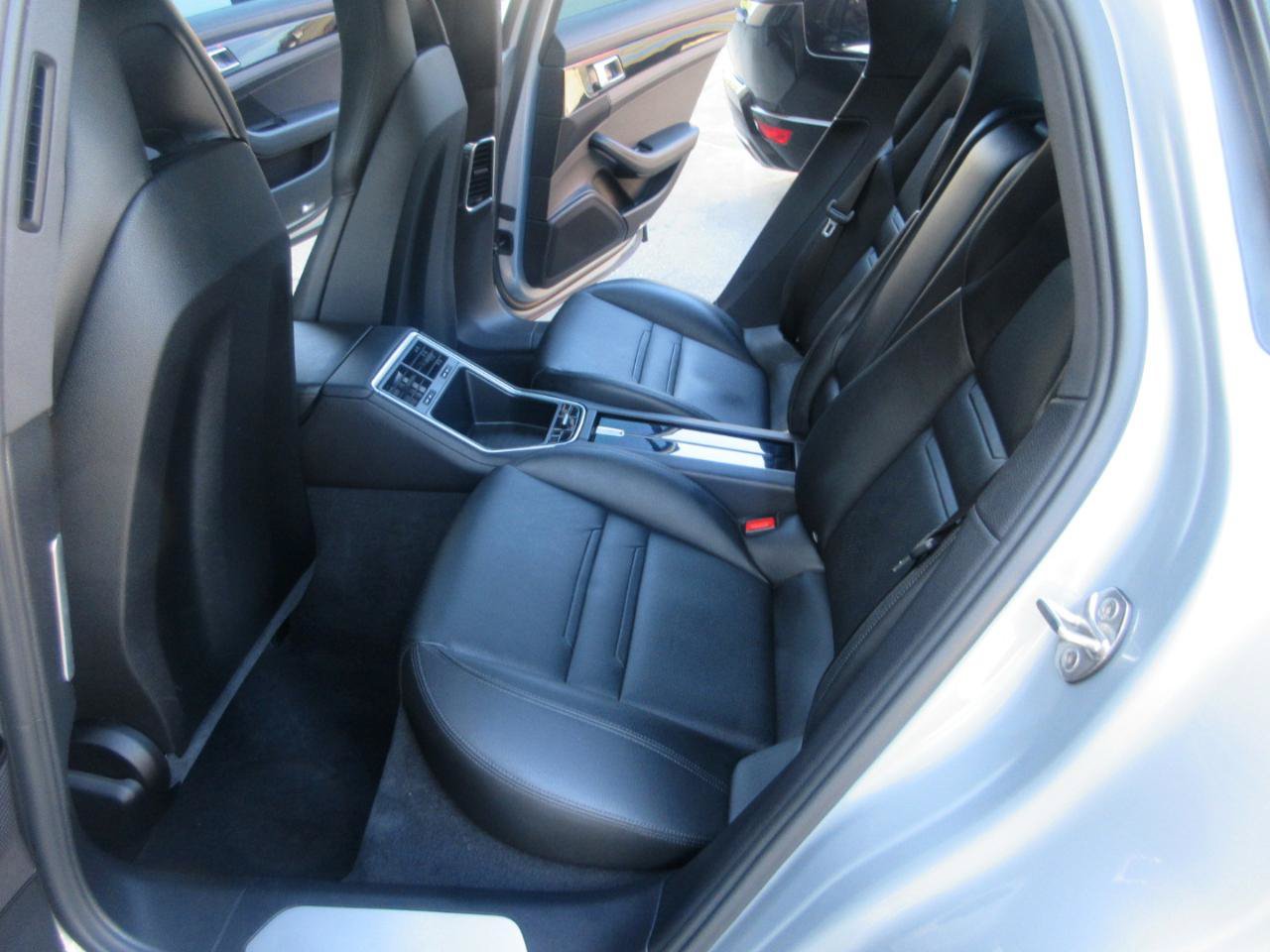Used 2019 Porsche Panamera RWD image 40