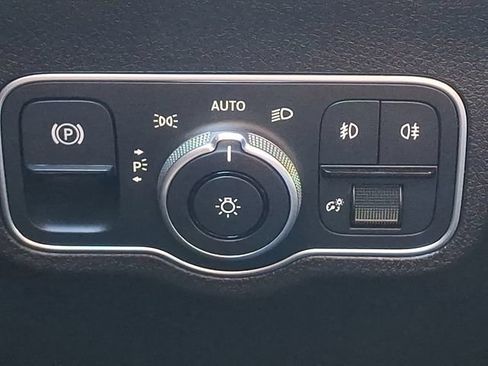 Used 2025 Mercedes-Benz GLB 250 4MATIC image 23