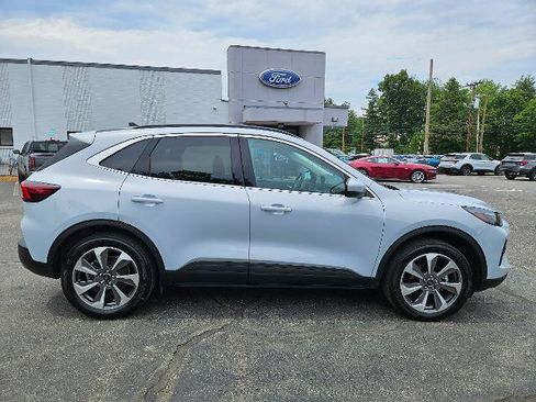 Certified 2025 Ford Escape Platinum w/ Class II Trailer Tow Package AWD/4WD image 4