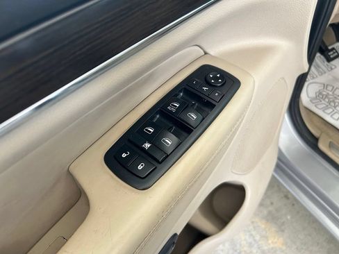 Used 2019 Jeep Grand Cherokee Overland RWD image 42