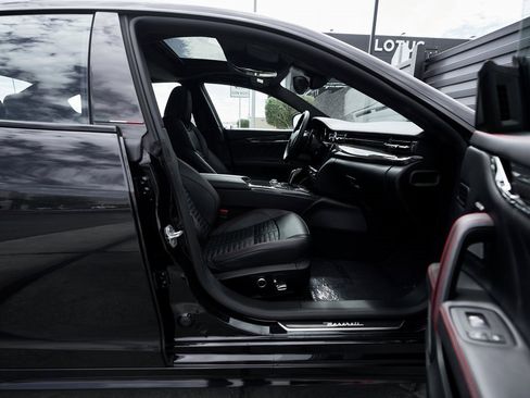 Used 2021 Maserati Quattroporte Trofeo image 32