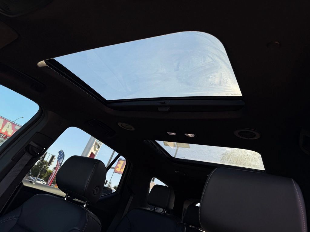 Used 2023 Chevrolet Traverse LT w/ LT Premium Package FWD image 17
