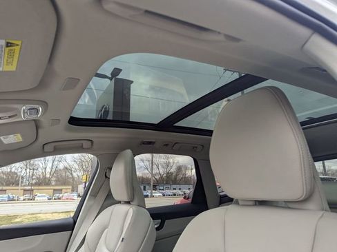 Used 2021 Volvo XC60 T5 Momentum w/ Advanced Package image 19