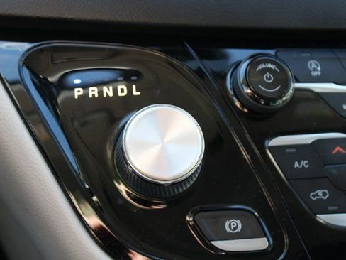 Used 2022 Chrysler Pacifica Touring-L image 23