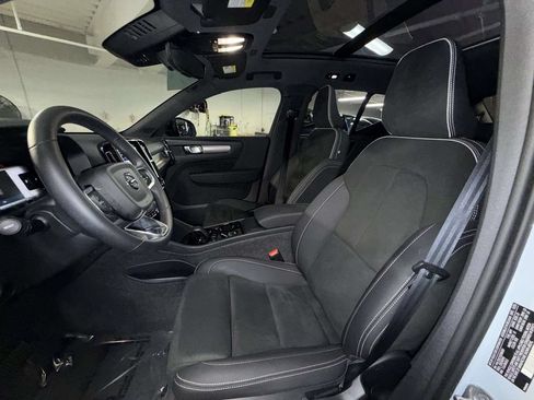 Used 2025 Volvo XC40 B5 Plus AWD/4WD image 2